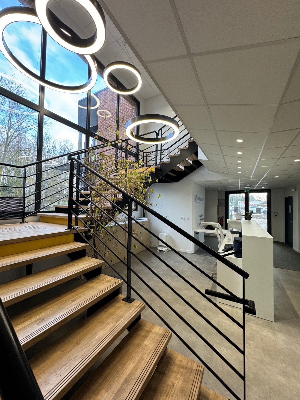 Escalier et espace d’accueil d’une maison de santé accompagnée par UpmyKab
